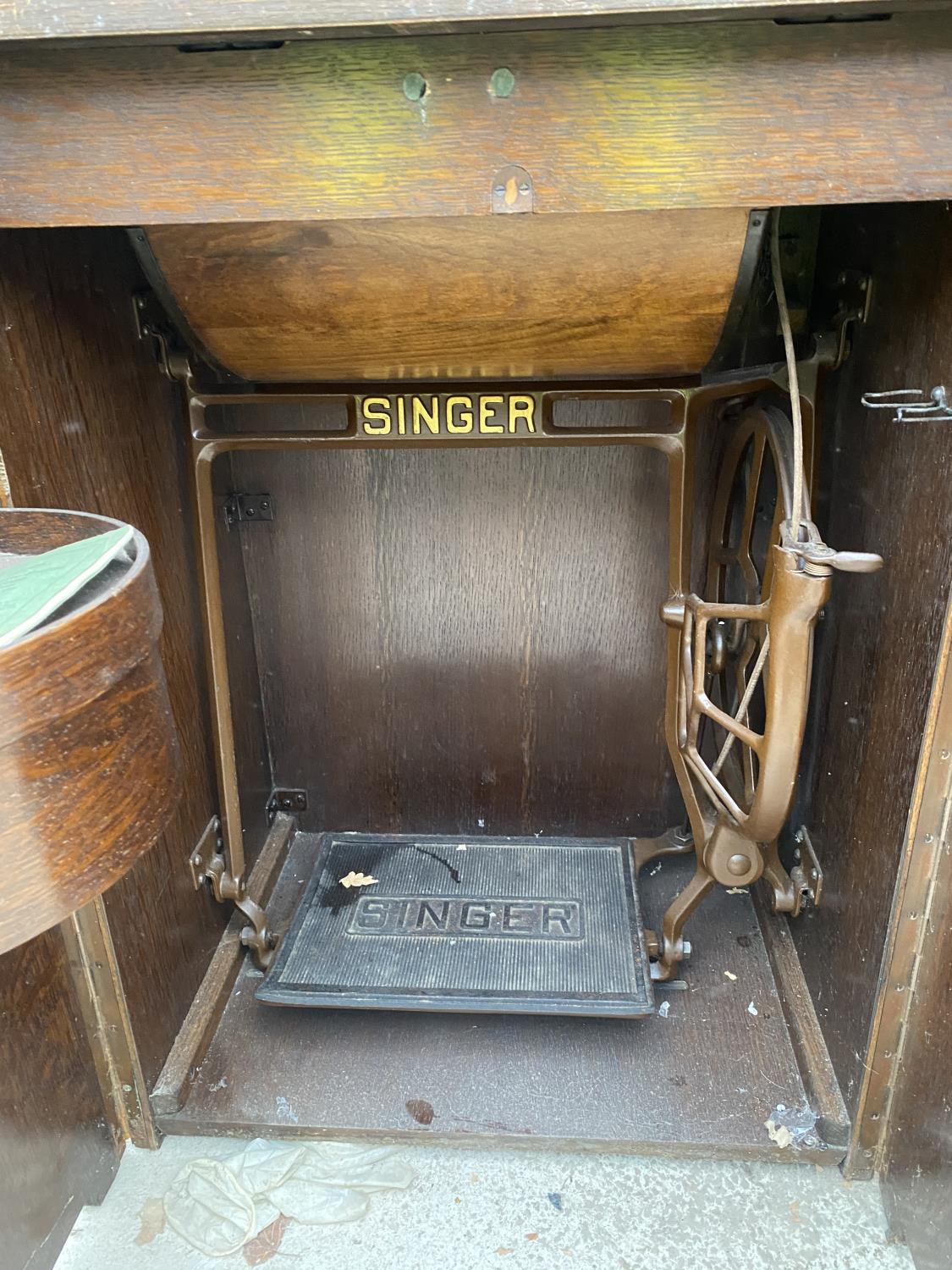 A VINTAGE SINGER SEWING MACHINE COMPLETE WITH CASE AND ORIGINAL FOOT PEDDLE AND INSTRUCTION MANUAL - Image 5 of 6