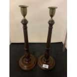 A PAIR OF TURNED MAHOGANY WOOD CANDLESTICKS WITH BRASS TOPS H: 40CM