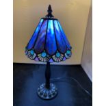 A TIFFANY STYLE LEADED GLASS BEDSIDE LAMP HEIGHT 39CM