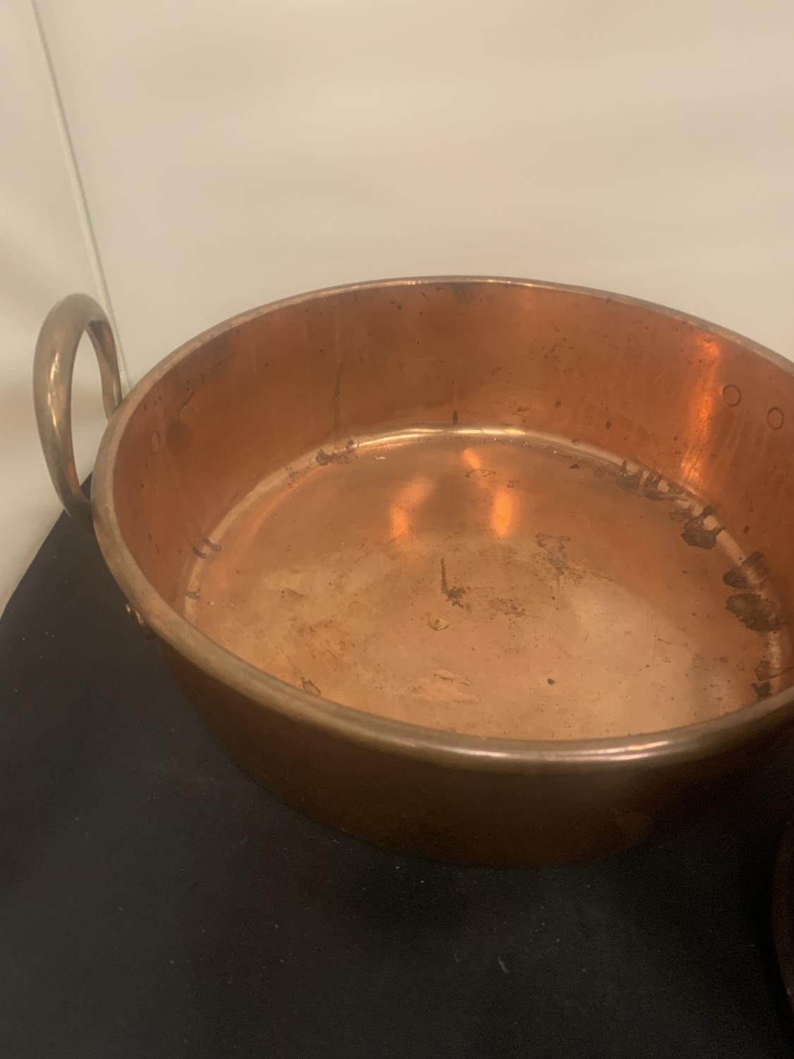 A LARGE COPPER BOWL (D:37CM) AND A VINTAGE BRASS STACK OF RIDSDALE AND CO LTD SAND TESTING SIEVES - Image 4 of 4