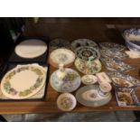 VARIOUS CERAMICS TO INCLUDE TWO BOXED PLATES ANYSLEY, PORTMERION, ROYAL WORCESTER ETC