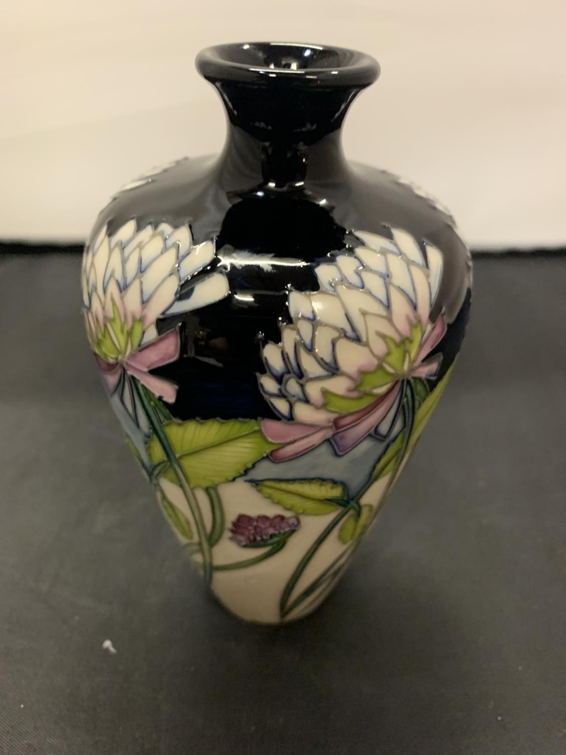 A MOORCROFT TREFOIL VASE 6 INCHES HIGH - Image 2 of 3