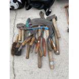 AN ASDSORTYMENT OF GARDEN TOOLS TO INCLUDE SYHTES, EDGING SHEARS AND HAMMERS ETC