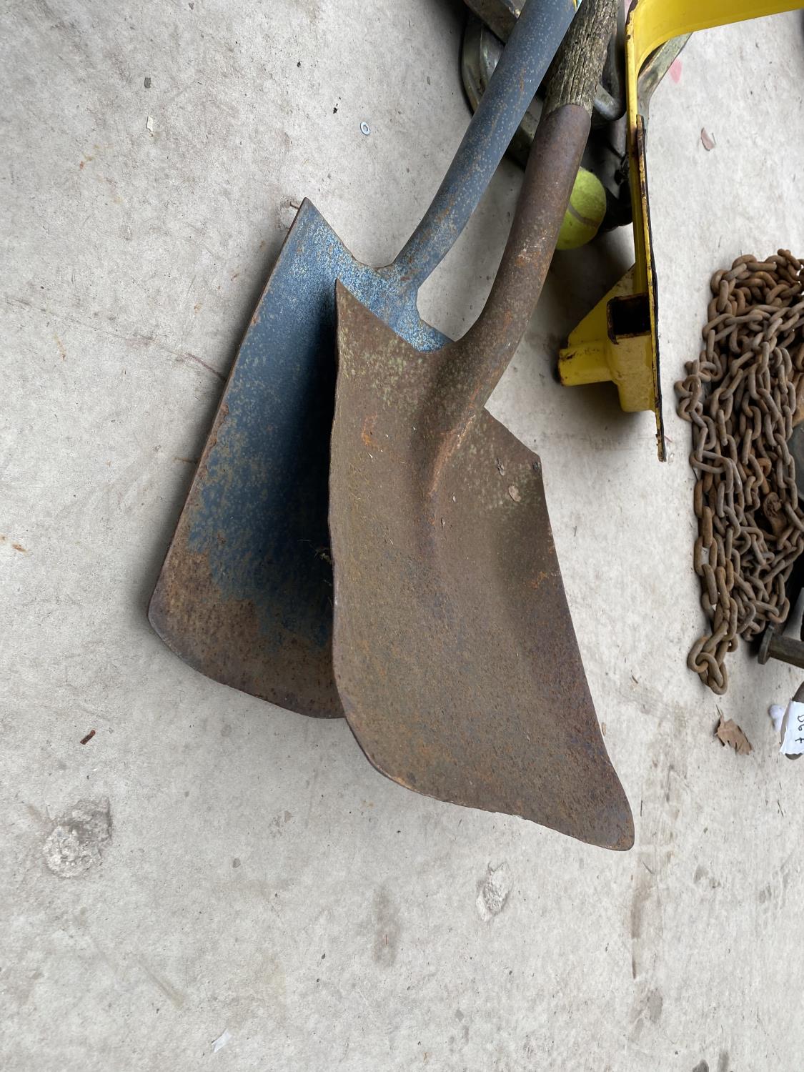 AN ASSORTMENT OF HAND TOOLS TO INCLUDE THREE SHOVELS ETC - Image 3 of 4