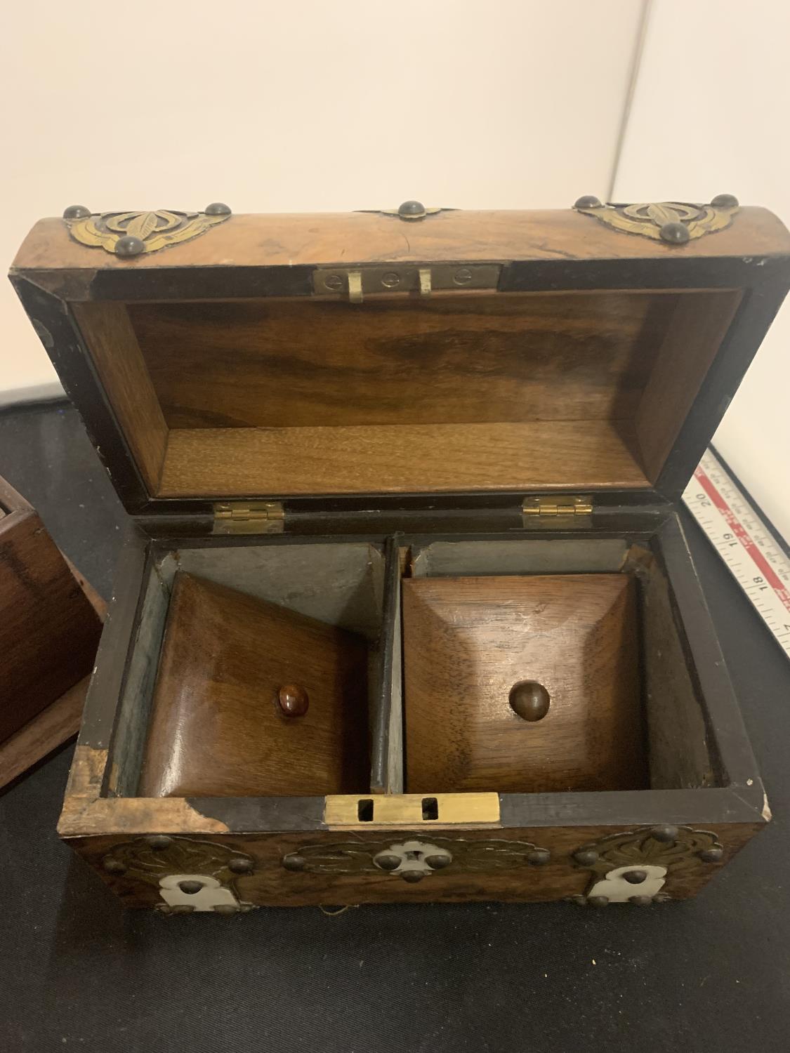 THREE WOODEN BOXES ONE WITH BRASS DETAIL AND TWIN COMPARTMENT INNER (TWO WITH BASES A/F) - Image 5 of 7