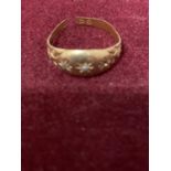 A SMALL 18 CARAT GOLD RING WITH CLEAR GLASS CHIPS (A/F)