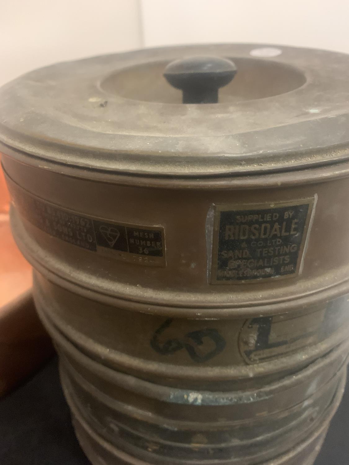 A LARGE COPPER BOWL (D:37CM) AND A VINTAGE BRASS STACK OF RIDSDALE AND CO LTD SAND TESTING SIEVES - Image 2 of 4