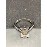 AN 18 CARAT GOLD DIAMOND RING HALLMARKED IN THE UK AS 18 CARAT TOTAL GOLD WEIGHT 4.4 GRAMS DIAMOND