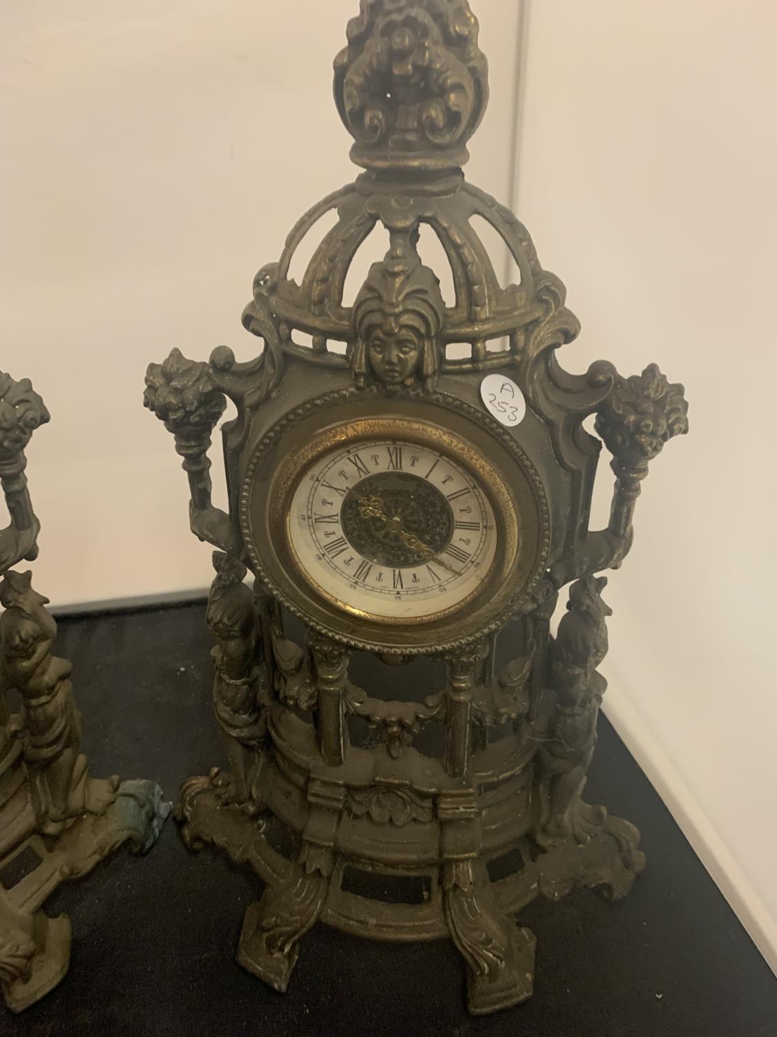 A PAIR OF VINTAGE HOLLOW ORNATE SPELTER MANTEL CLOCKS - Image 3 of 5