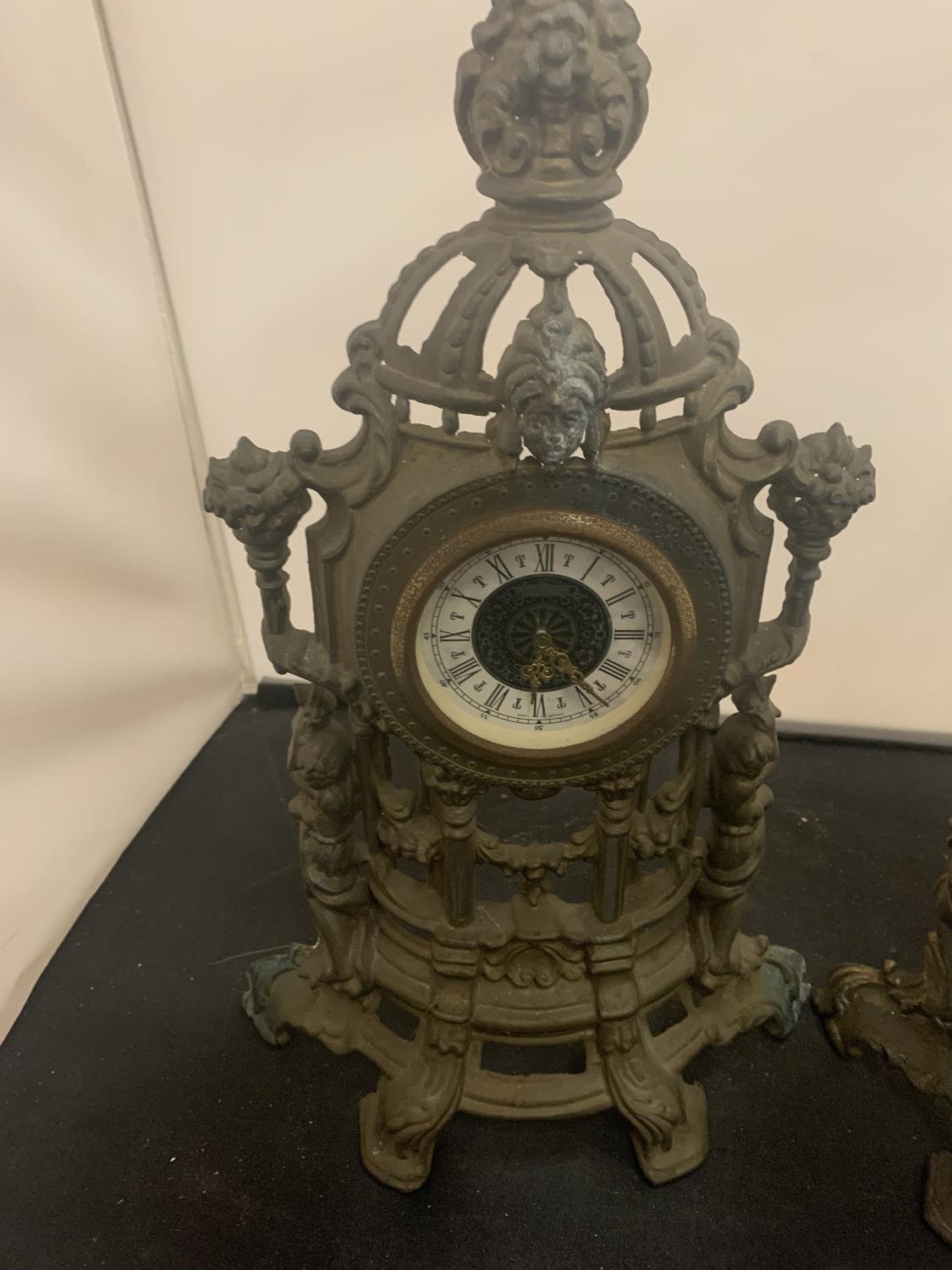 A PAIR OF VINTAGE HOLLOW ORNATE SPELTER MANTEL CLOCKS - Image 2 of 5