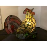 A LARGE TIFFANY STYLE FARMYARD CHICKEN/COCKEREL LEADED GLASS LAMP HEIGHT 28CM