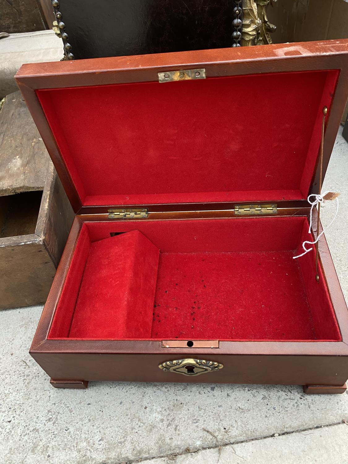 AN ASSORTMENT OF TREEN ITEMS TO INCLUDE A MUSIC BOX, JEWELLERY BOX AND OTHER STORAGE BOXES ETC - Image 3 of 8