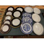 A LARGE QUANTITY OF CERAMIC WARE TO INCLUDE THREE BLUE AND WHITE PLATES AND FIVE COALPORT PLATES ETC