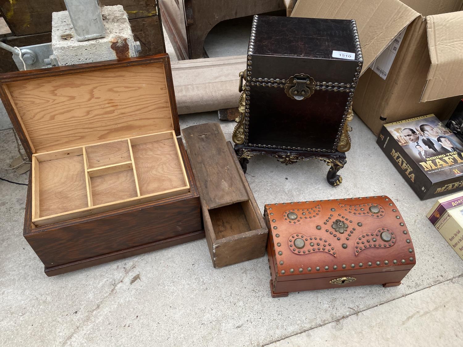 AN ASSORTMENT OF TREEN ITEMS TO INCLUDE A MUSIC BOX, JEWELLERY BOX AND OTHER STORAGE BOXES ETC