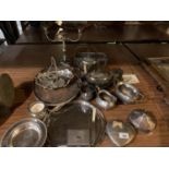 A LARGE QUANTITY OF SILVER PLATED ITEMS TO INCLUDE A TEA/COFFEE SET, TRAYS ETC