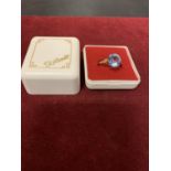 A 9 CARAT GOLD RING WITH A PALE BLUE STONE 3.21G