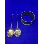 TWO HALLMARKED BIRMINGHAM TEA SPOONS WITH GOLF CLUB STYLE HANDLES IN PRESENTATION BOXES AND A NAPKIN