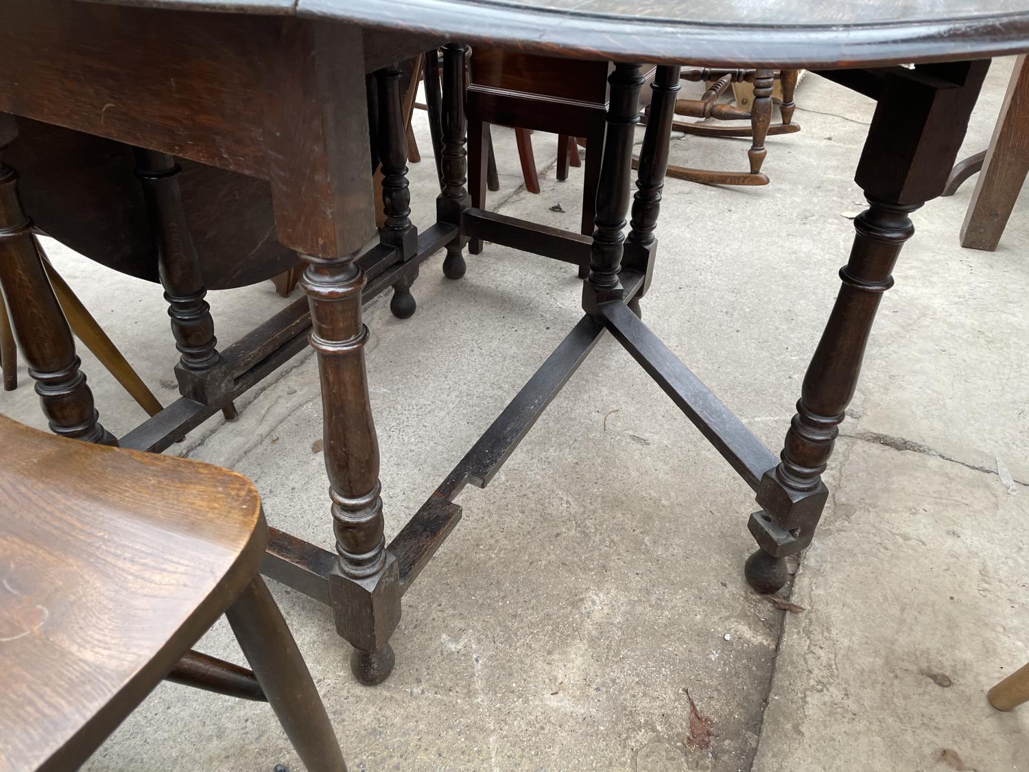 AN EARLY 20TH CENTURY OVAL OAK GATELEG DINING TABLE ON TURNED LEGS, 58x22" - Image 3 of 3