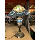 A VERY LARGE TIFFANY STYLE SHELL DESIGN LEADED GLASS LAMP HEIGHT 70CM