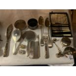 A COLLECTION OF WHITE METAL AND SILVER PLATE TO INCLUDE SPOONS, BOXED KNIVES, BRUSH AND MIRROR SET