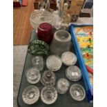 A COLLECTION OF MIXED GLASS WARE TO INCLUDE DECORATIVE LAMP SHADE