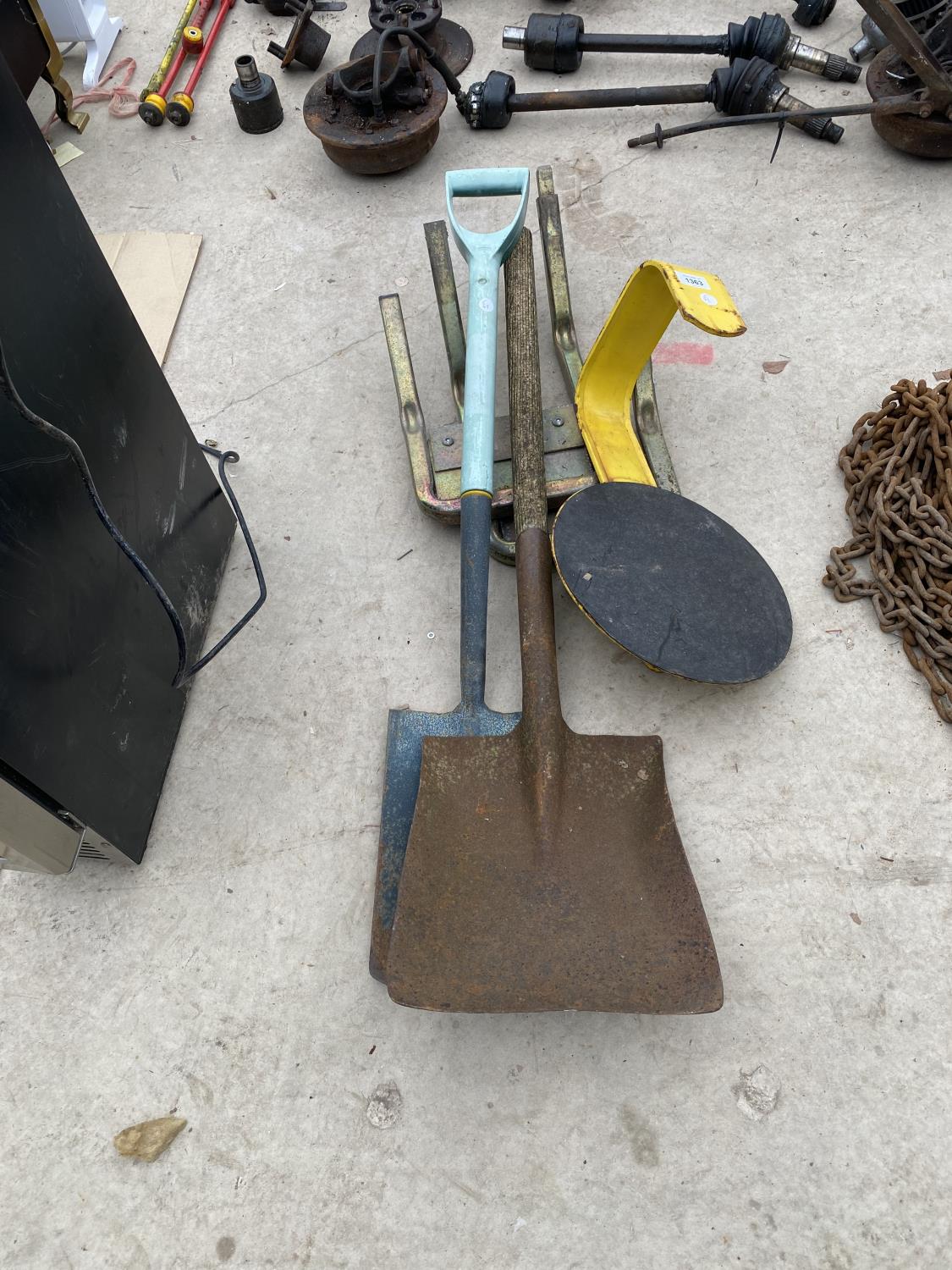 AN ASSORTMENT OF HAND TOOLS TO INCLUDE THREE SHOVELS ETC