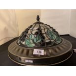 A LARGE TIFFANY STYLE GRAPE DESIGN LEADED GLASS LIGHT FITTING CEILING ROSE 36CM