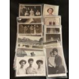 POSTCARDS . A SELECTION OF 30 IN PLASTIC SLEEVES , RELATING TO ROYALTY