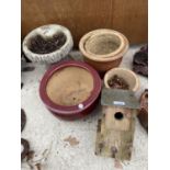 A COLLECTION OF GARDEN ITEMS TO INCLUDE CERAMIC GARDEN POTS, BIRD BOX AND BIRD BATH