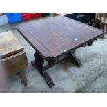 AN EARLY 20TH CENTURY OAK DRAW-LEAF DINING TABLE ON PINEAPPLE COLUMN, 36" SQUARE
