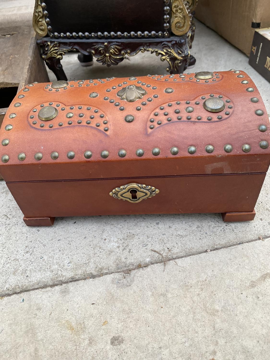 AN ASSORTMENT OF TREEN ITEMS TO INCLUDE A MUSIC BOX, JEWELLERY BOX AND OTHER STORAGE BOXES ETC - Image 2 of 8