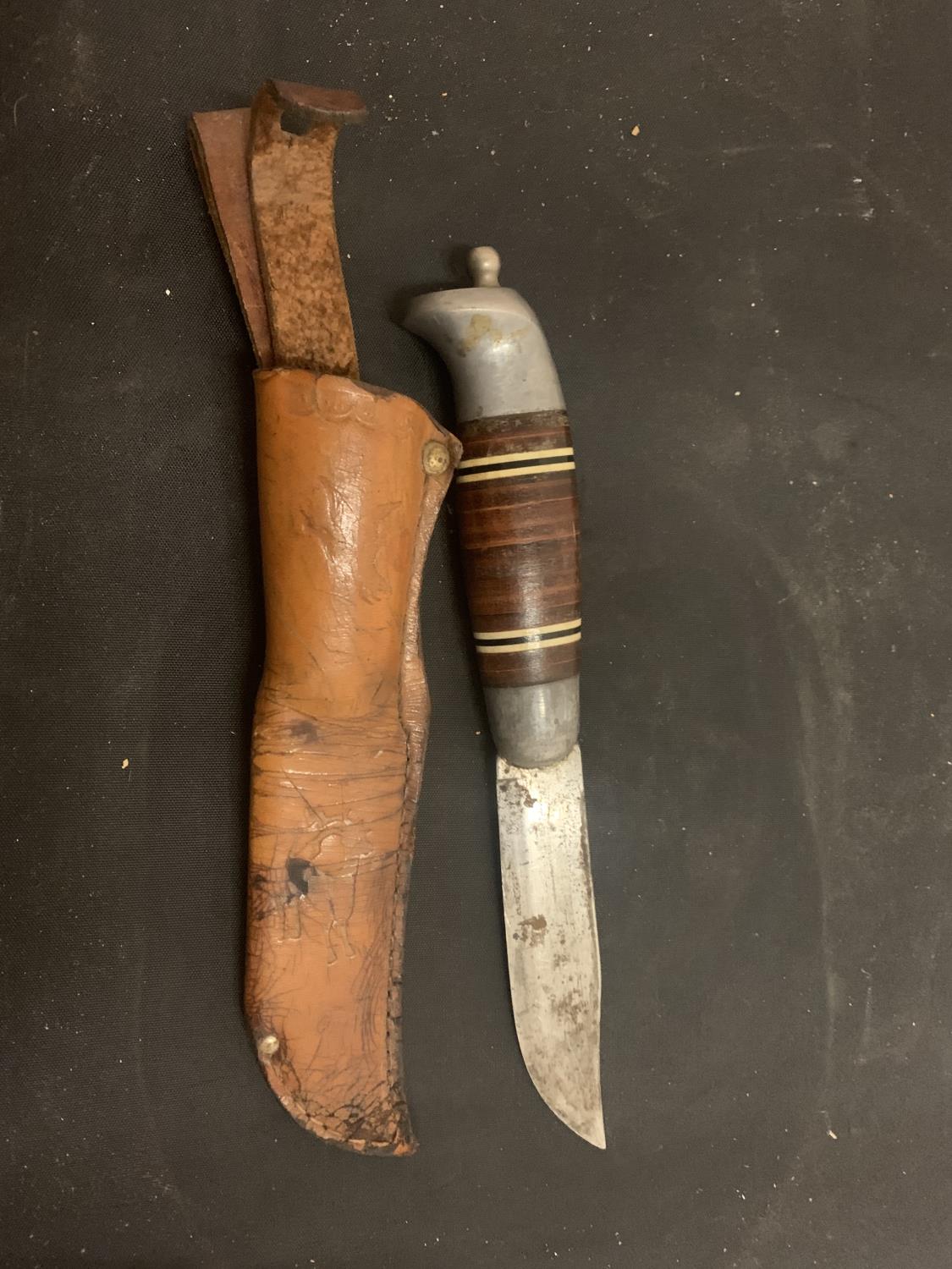 A KNIFE WITH DECORATED HANDLE AND LEATHER SHEATH - Image 2 of 3