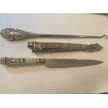 A HALLMARKED BIRMINGHAM SILVER HANDLED BUTTON HOOK AND A WHITE METAL KNIFE IN A DECORATIVE SHEATH