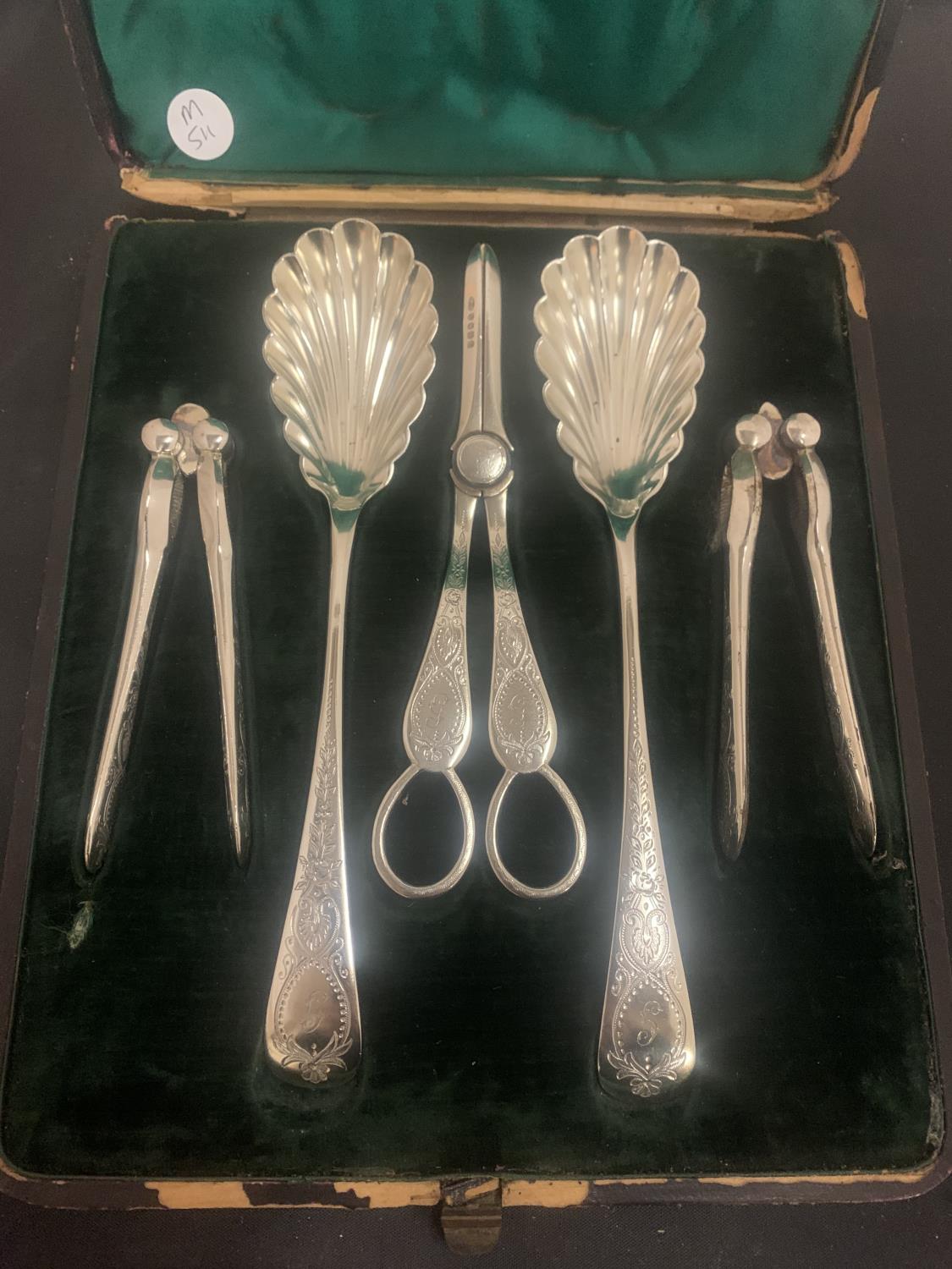 A VINTAGE BOXED SET OF SILVER PLATED FRUIT TOOLS TO INCLUDE A PAIR OF GRAPES SCISSORS AND A PAIR - Image 2 of 4