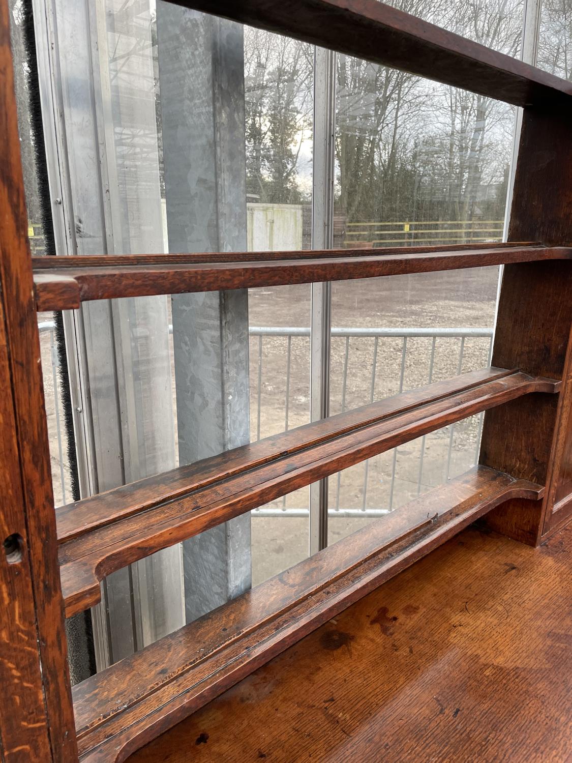 A GEORGE III OAK AND CROSSBANDED DRESSER WITH OVAL SHELL ENLAYS, THREE DRAWERS, ON TURNED LEGS, WITH - Image 5 of 11