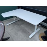 A MODERN L SHAPED OFFICE DESK/TABLE