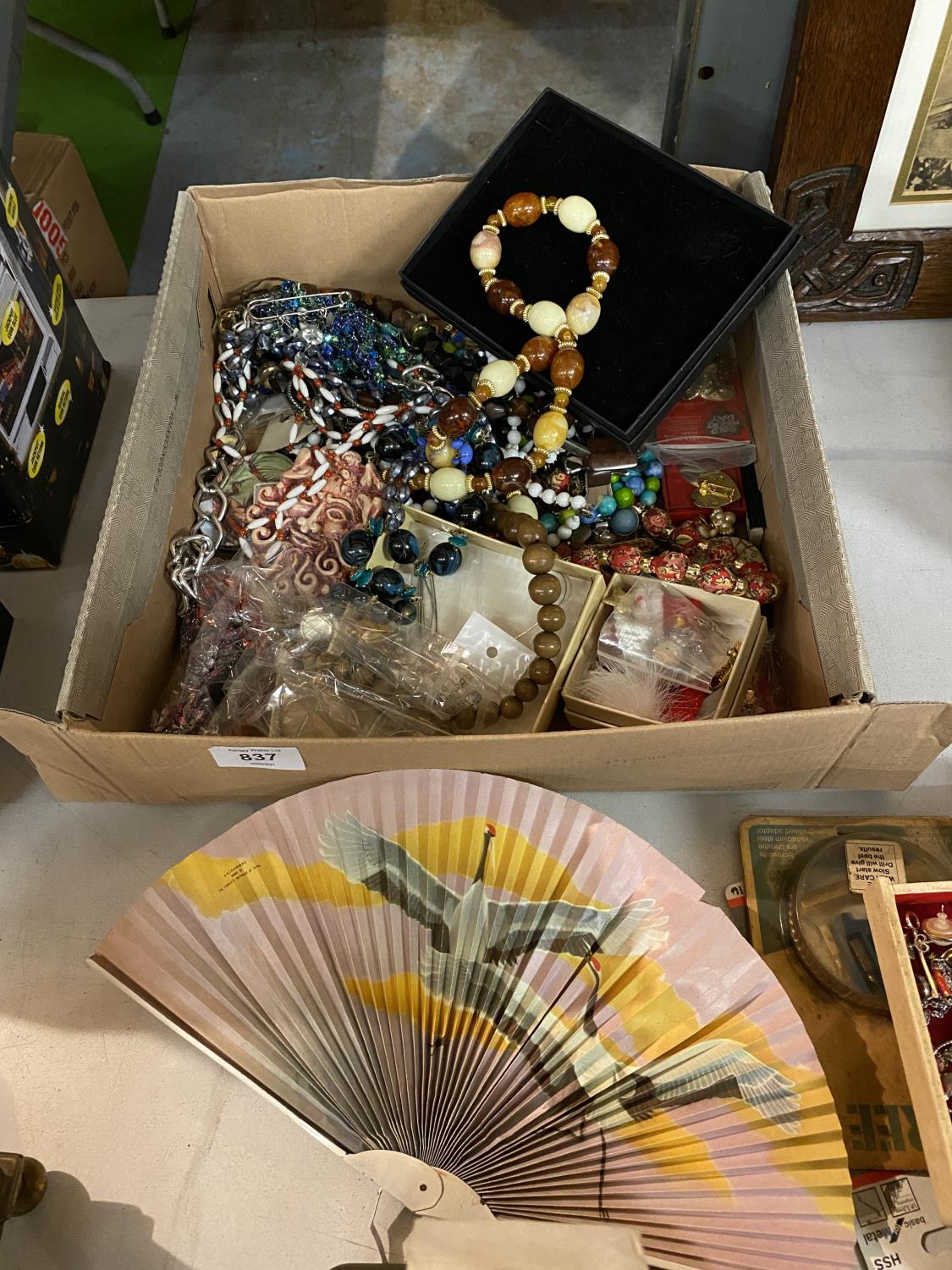 A COLLECTION OF COSTUME JEWELLERY AND A FAN