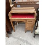 A MID 20TH CENTURY CHILDS ROLL-TOP SINGLE PEDESTAL DESK, 27.5" WIDE