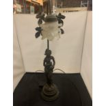 A VINTAGE TABLE LAMP IN THE FORM OF A LADY TO INCLUDE A GLASS FLOWER SHADE AND FURTHER FLORAL DETAIL