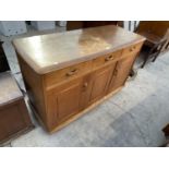 AN OAK SIDEBOARD WITH SINGLE DOOR, CONCERTINA DOOR AND THREE DRAWERS