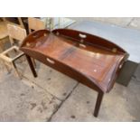 A GEORGIAN STYLE BUTLERS TRAY TYPE COFFEE TABLE WITH BRASS HINGES