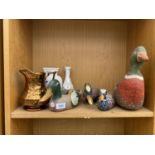 AN ASSORTMENT OF ORNAMENTS TO INCLUDE A WADE JUG, THREE PIECES OF AYNSLEY WARE AND WOODEN DUCKS ETC