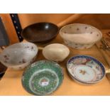 A SELECTION OF VARIOUS BOWLS TO INCLUDE ONE WOODEN EXAMPLE AND A CROWN DUCAL