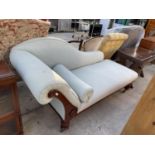 A VICTORIAN MAHOGANY STYLE CHAISE LONGUE ON TURNED LEGS WITH BRASS CASTORS