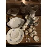 A SELECTION OF CERAMIC WARE TO INCLUDE A DOLL'S CHINA TEA SET, A PAIR OF JUGS ETC