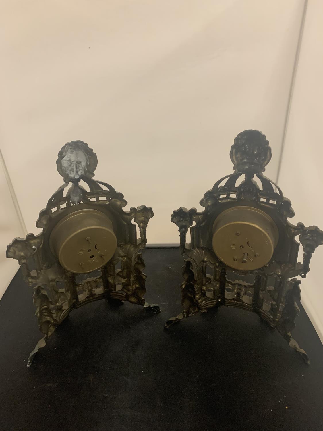 A PAIR OF VINTAGE HOLLOW ORNATE SPELTER MANTEL CLOCKS - Image 5 of 5