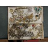 A LARGE ASSORTMENT OF COSTUME JEWELLERY TO INCLUDE BROOCHES, EARINGS AND NECKLACES ETC