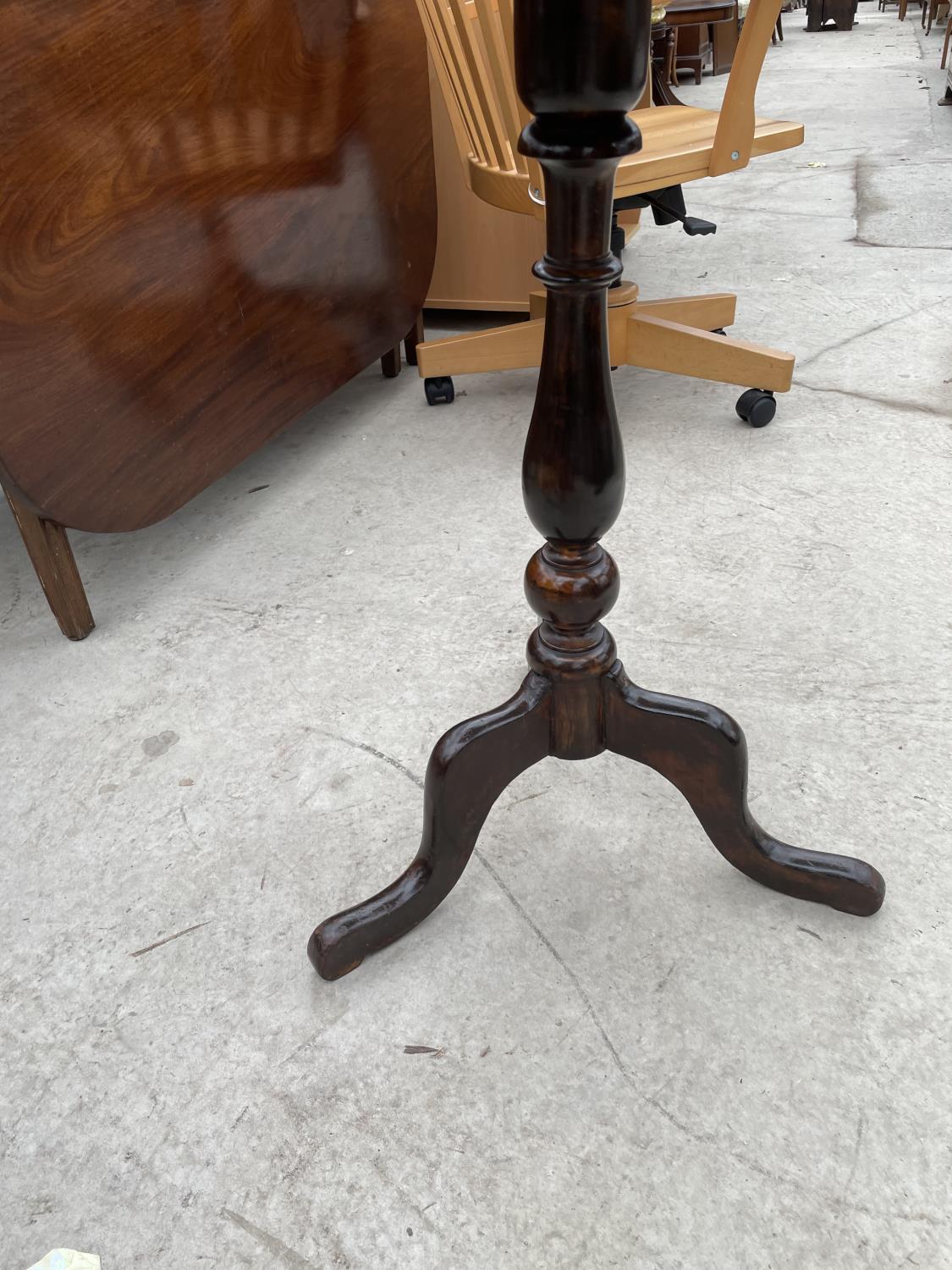 A STAINED BEECH VICTORIAN STYLE TRIPOD TABLE, 17" SQUARE - Image 3 of 3