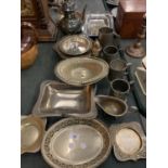 AN ASSORTMENT OF PEWTER AND SILVER PLATE ITEMS TO INCLUDE TANKARDS ETC