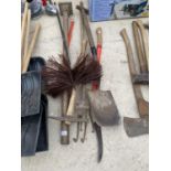 AN ASSORTMENT OF VINTAGE GARDEN TOOLS TO INCLUDE SPADE, HOE AND CHIMNEY SWEEP BRUSH ETC